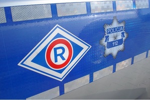 logo policji ruchu drogowego na drzwiach radiowozu