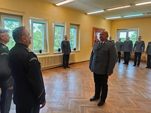 Nowy Zastępca Komendanta podispektor Marcin Kucner składa meldunek Komendantowi Powiatowem Policji w Łasku inspektorowi Bogdanowi Ociepie.