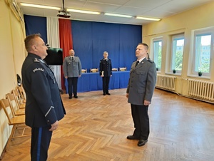 Naczelnik Wydziału Prewencji komisarz Krzysztof Ochocki składa meldunek Komendatowi Powiatowemu Policji w Łasku ispektorowi Bogdanowi Ociepie.