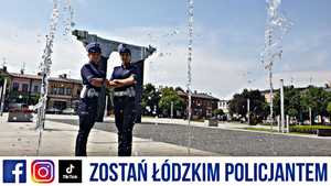 Policjantki pozują do zdjęcia na placu 11 Listopada w Łasku. Przed policjantkami znajduje się fontanna. Na dole fotografi widnieje napis Zostań Łódzkim Policjantem.