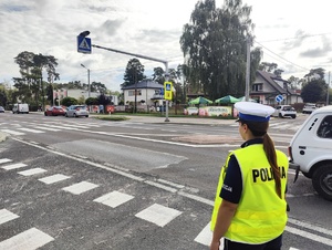 Policjantka obserwuje skrzyżowanie oraz przejście dla pieszych w rejonie szkoły w Łasku-Kolumnie.