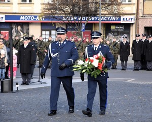 Pierwszy Zastępca Komendanta wraz z Naczelnikiem Wydziału Kryminalnego Komendy Powiatowej Policji w Łasku udają się pod pomnik złożyć kwiaty.