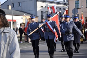 Poczet sztandarowy Komendy Powiatowej Policji w Łasku podczas defilady.