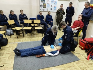Kursanci prezentują pokaz pierwszej pomocy przedmedycznej uczniom klas mundurowych.