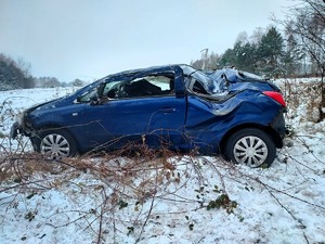 Uszkodzony bok samochodu marki Opel.