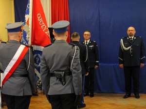 Komendant Powiatowy Policji w Łasku składa meldunek Komendantowi Wojewódzkiemu Policji w Łodzi o zdaniu obowiązków.