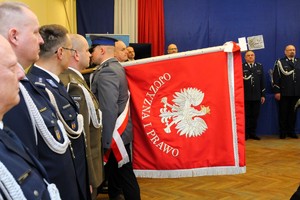 Wyprowadzenie sztandaru Komendy Powiatowej Policji w Łasku.