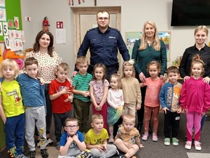 Grupowe zdjęcie dzielnicowego wraz z dziećmi z przedszkola w Dobrej.