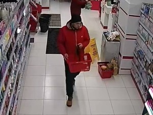 Wizerunek sprawcy kradzieży sklepowej.