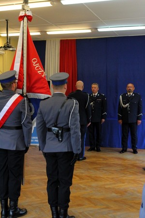 Komendant Powiatowy Policji w Łasku składa meldunek Pierwszemu Zastępcy Komendanta Wojewódzkiego Policji w Łodzi.
