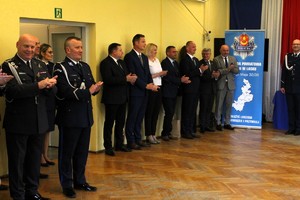 Zaproszeni goście biją brawo nowemu Komendantowi Powiatowemu Policji w Łasku.