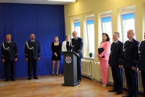 Komendant Powiatowy Policji w Łasku przemawia do wszystkich obecnych na uroczystości.