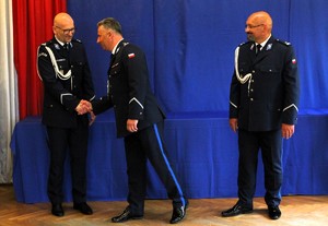 Komendant Wojewódzki Policji w Łodzi gratuluje (poprzez podanie dłoni) nowemu Komendantowi Powiatowemu Policji w Łasku.