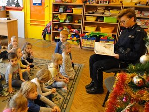 Cała Polska czyta dzieciom - policjantki też!