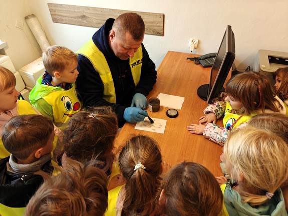 Przedszkolaki z wizytą w łaskiej komendzie.