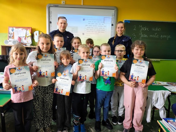 Laureaci konkursu plastyczno-filmowego.