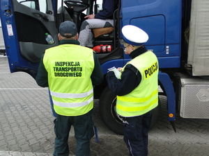 Kontrola samochodu osobowego przez policjantkę i funkcjonariusza Ispekcji Transportu Drogowego.