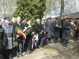 Oddają hołd Ofiarom Zbrodni Katyńskiej.