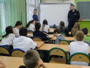 Dzielnicowy aspirant Łukasz Mielczarek przybliżył dzieciom i młodzieży funkcję dzielnicowego, jako policjanta &quot;pierwszego kontaktu&quot;.