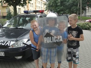 Piknik rodzinny z udziałem policjantów.