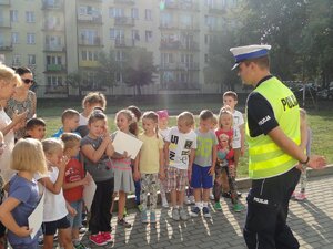 Bezpieczna droga do szkoły z policjantami z Łasku.