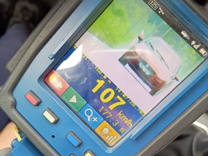 Zarejestrowane wykroczenie, kierująca pojazdem fiat przekroczyła prędkość. Jedzie 107 kilometrów na godzinę.