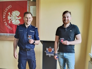Policjant z łaskiej komendy wraz z studentem niemieckiej policji pozują do zdjęcia.
