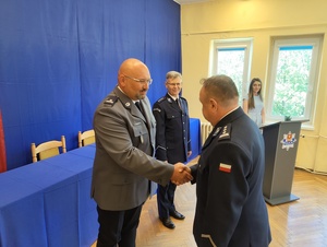 Komendant Powiatowy Policji w Łasku gratuluje swojemu zastępcy.