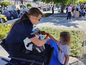 piknik z okazji dznia dziecka z udziałem policjantów