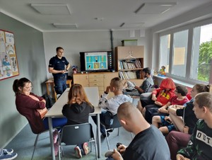Policjant tłumaczy wychowankom Specjalnego Ośrodka Szklono-Wychowawczego w Łasku o konsekwencjach zażywania narkotyków.