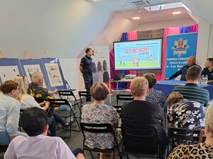 Policjant omawia temat przygotowanej prezentacji.