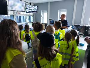 Dyżurny jednostki opowiada o pracy na stanowisku kierowania.