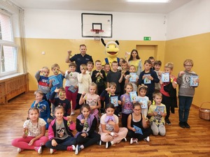 Grupowe zdjęcia dzieci wraz z policjantem i mrówką.