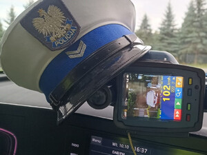 Laserowy miernik prędkości i policyjna czapka służbowa.