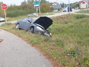 Pojazd marki honda w rowie. Miejsce zdarzenia.