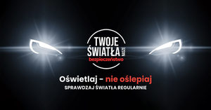 Pomiędzy reflektorami samochodu widnieje napis: Twoje światła nasze bezpieczeństwo oraz oświetlaj nie oślepiaj, sprawdzaj światła regularnie.