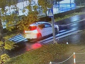 Pojazd koloru białego marki Peugeot na przejściu dla pieszych na ulicy Warszawskiej w Łasku.