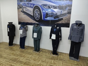 Wystawa mundurów policyjnych z różnych krajów.