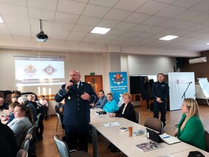 Pierwszy Zastępca Komendanta Powiatowego Policji w Łasku rozpoczyna debatę.