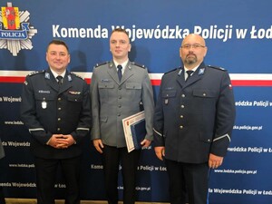 Do zdjęcia pozują inspektor Tomasz Olczyk pierwszy Zastępca Komendanta Wojewódzkiego Policji w Łodzi, wyróżniony starszy posterunkowy Bartłomiej Kalinowski oraz pierwszy Zastępca Komendanta Powiatowego Policji w Łasku podinspektor Marcin Kucner.