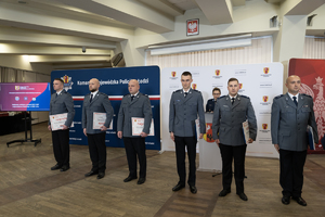 Wyróżnieni policjanci stoją w rzędzie.