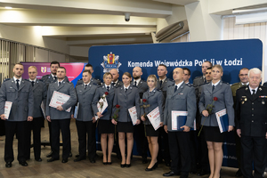 Grupowe zdjęcie wyróżnionych policjantów.