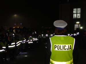 Uczniowie w kamizelkach odblaskowych.