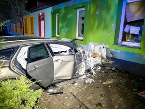 Uszkodzenia pojazdu, który uderzył w budynek Szkoły.