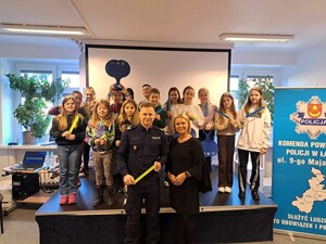 Zdjęcie grupowe dzieci z policjantem.