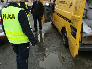 Policjanci podczas sprawdzania przewożonego towaru.