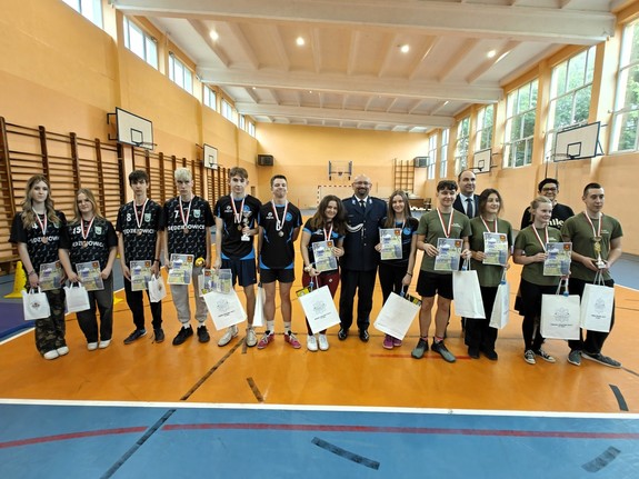 Grupowe zdjęcia uczestników  wraz z organizatorami turnieju.