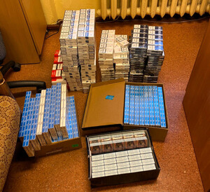 Na podłodze leżą nielegalne paczki papierosów.