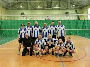 Grupowe zdjęcie reprezentacuji Komendy Powiatowej Policji w Łasku.