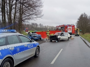 Miejsce wypadku drogowego. Na pierwszym planie widać radiowóz.